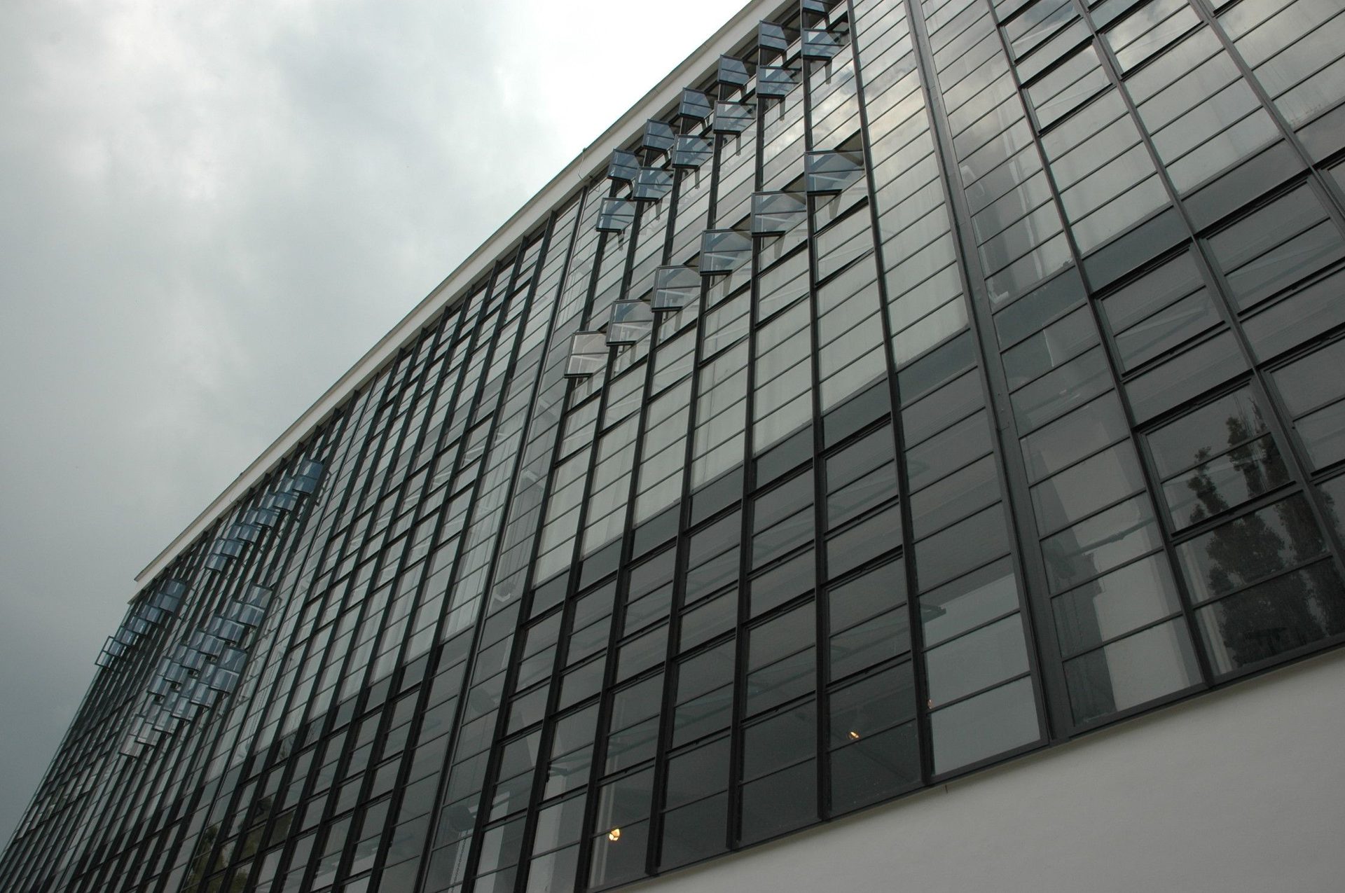 Bauhaus Dessau building facade — Walter Gropius, 1926